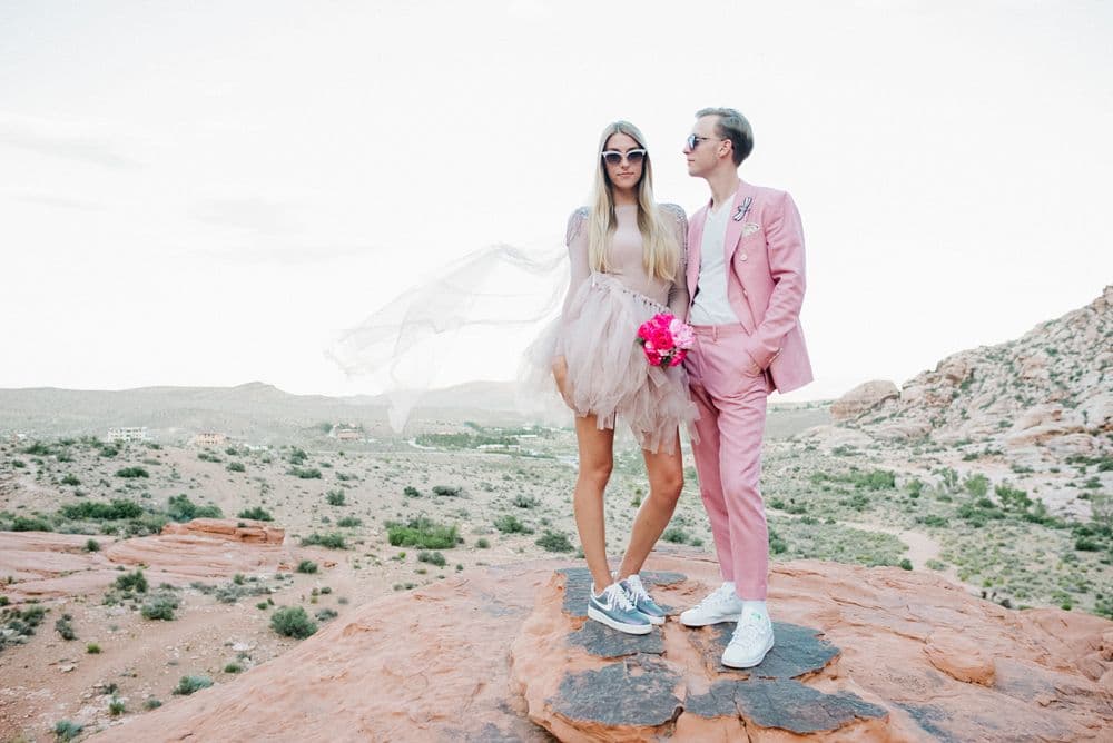 Pareja de novios en el desierto